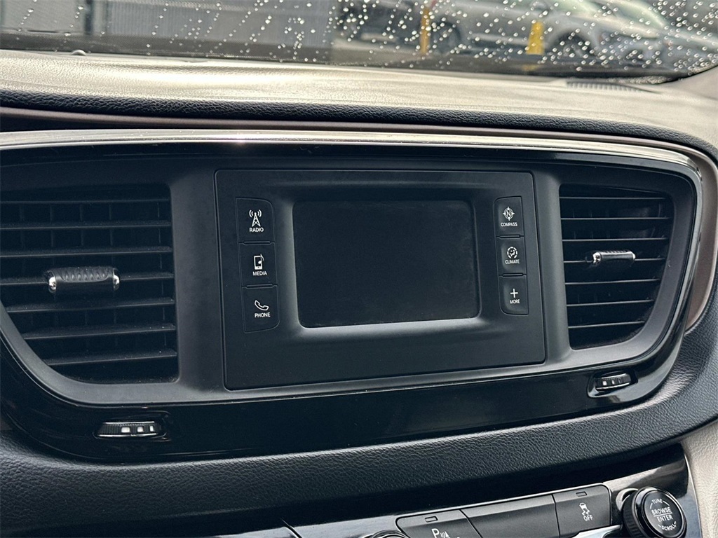 2017 Chrysler Pacifica Touring L photo 3