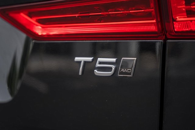 2019 Volvo XC60 T5 Momentum photo 9