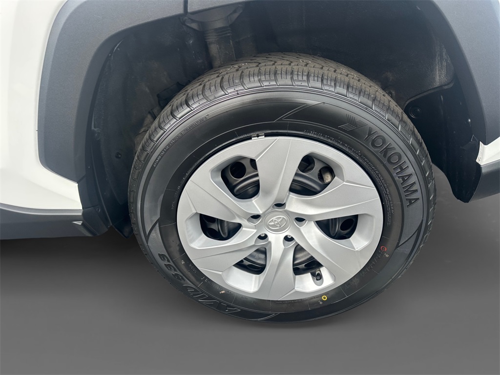 2024 Toyota RAV4 LE photo 8