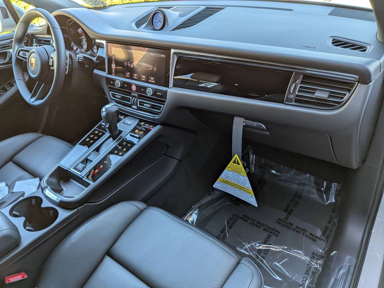 2025 Porsche Macan T photo 25