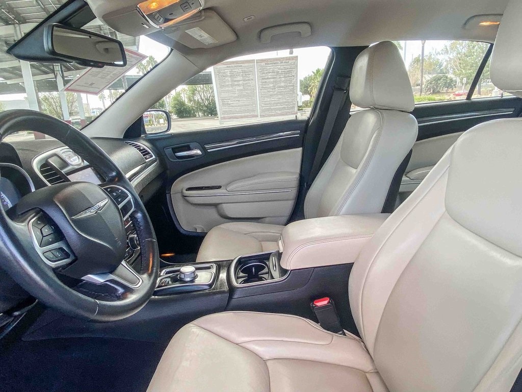 2021 Chrysler 300 Touring photo 14