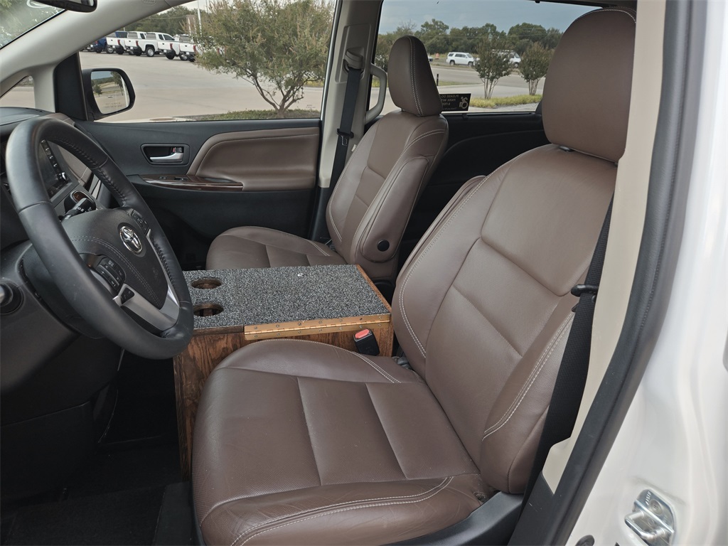 2019 Toyota Sienna Limited Premium photo 25