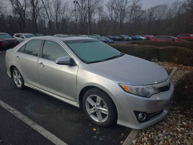 2012 Toyota Camry SE photo 2