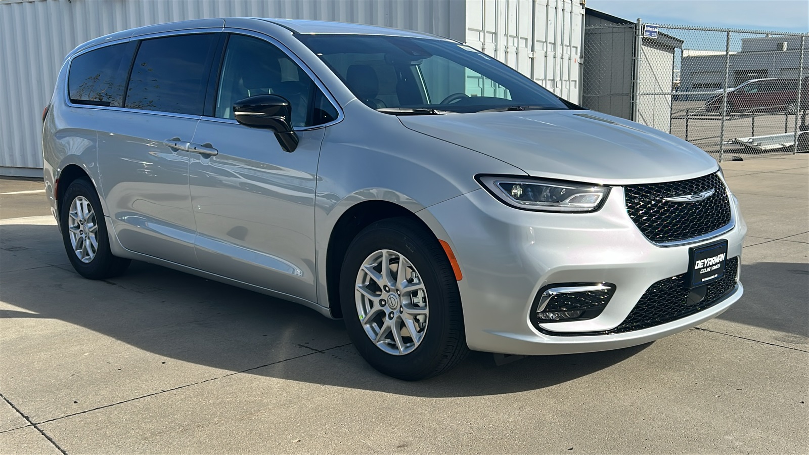 2026 Chrysler Pacifica Select's photo