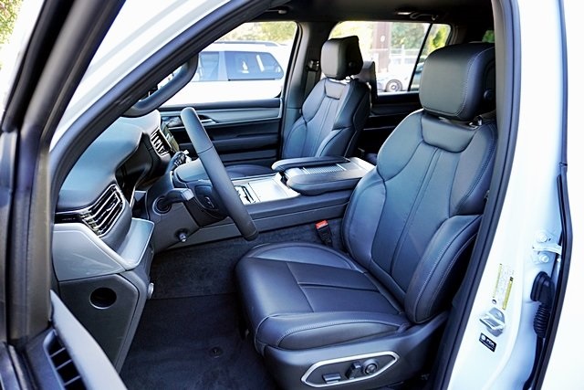 New 2025 Bright White Clear-Coat Exterior Paint Jeep Series II image 20