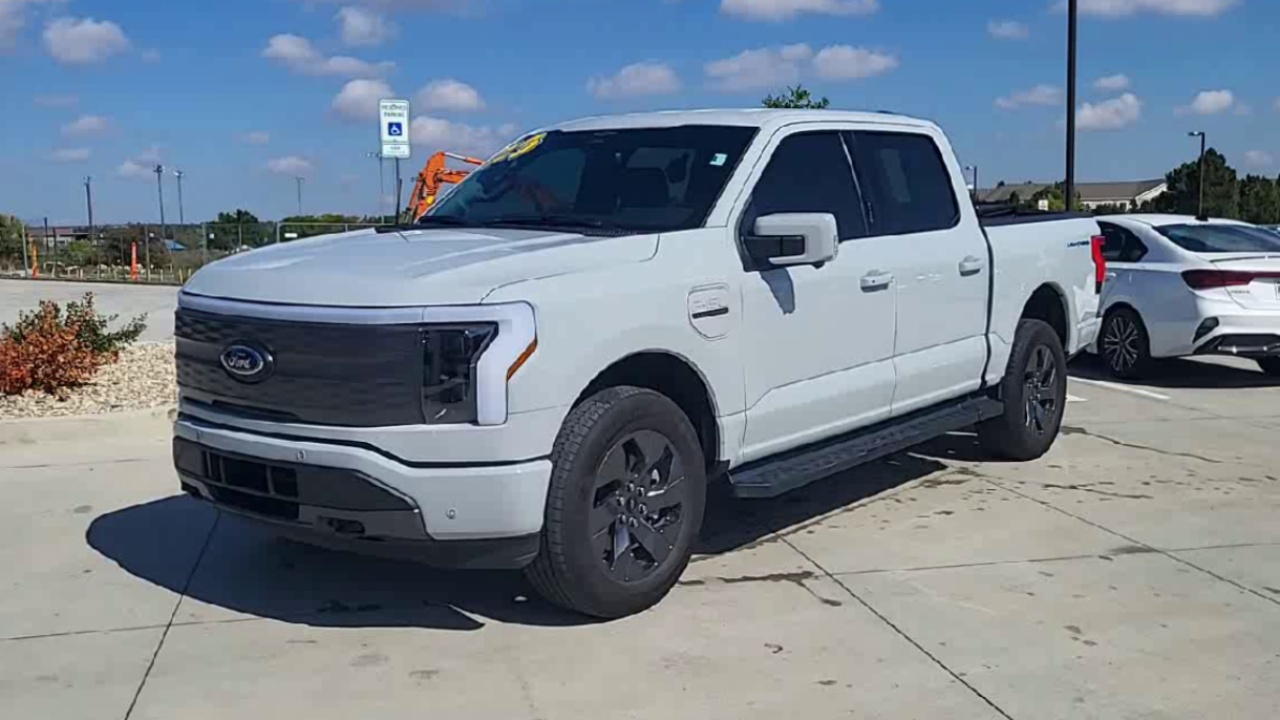 2023 Ford F-150 Lightning Lariat photo 4
