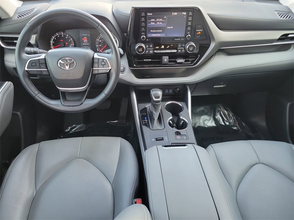 2022 Toyota Highlander LE photo 18