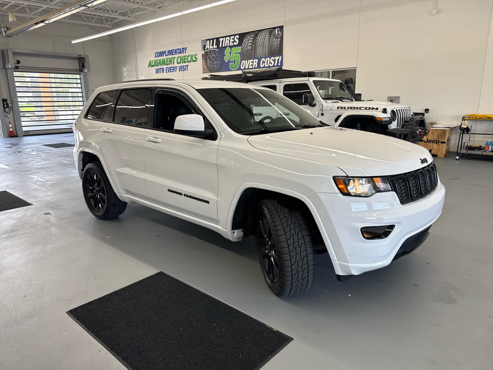 2017 Jeep Grand Cherokee Altitude photo 3
