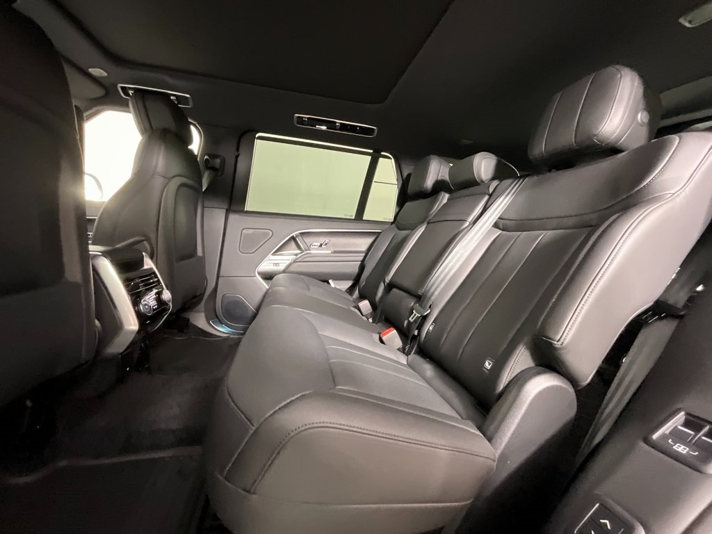 2025 Land Rover Range Rover SE photo 4