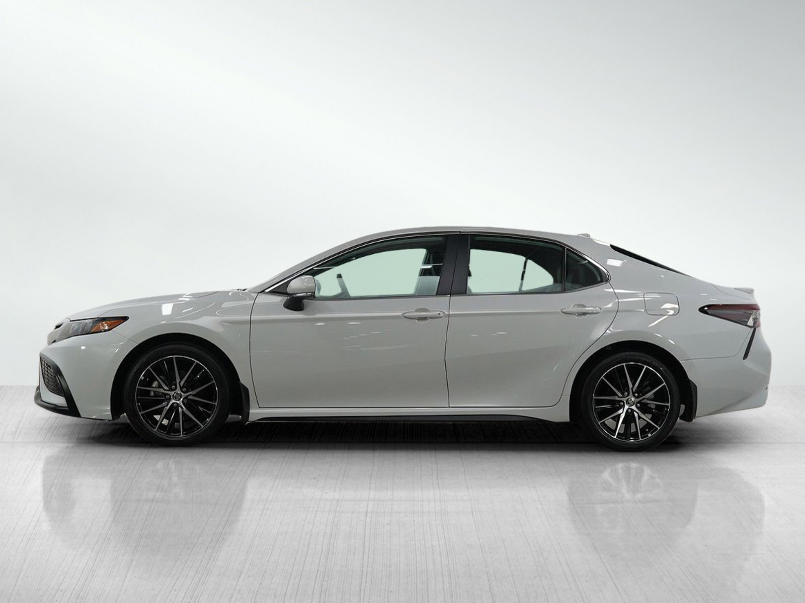 Used 2022 Toyota Camry SE with VIN 4T1G11AKXNU043385 for sale in Hopkins, Minnesota
