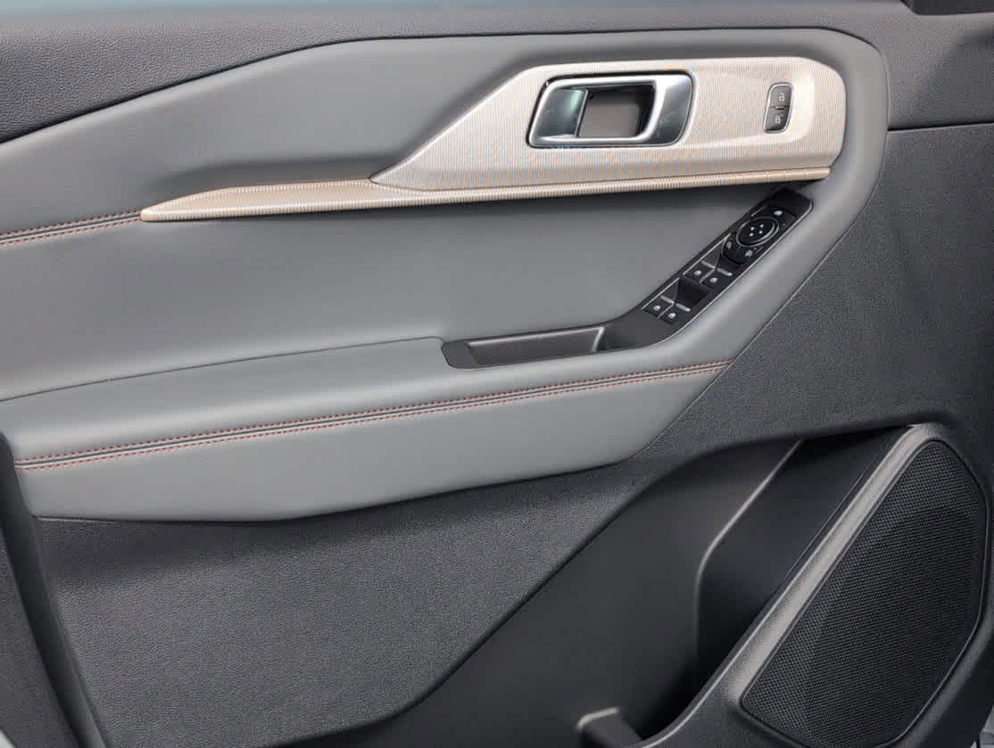 2025 Ford Explorer photo 4
