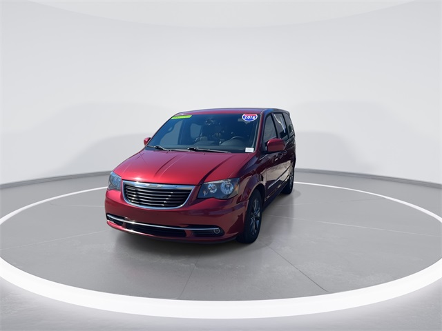 2016 Chrysler Town & Country S photo 2