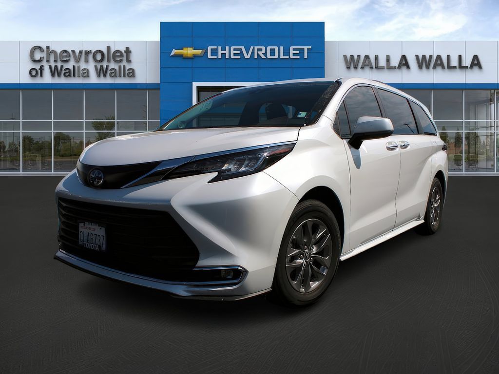 2023 Toyota Sienna XLE photo 3