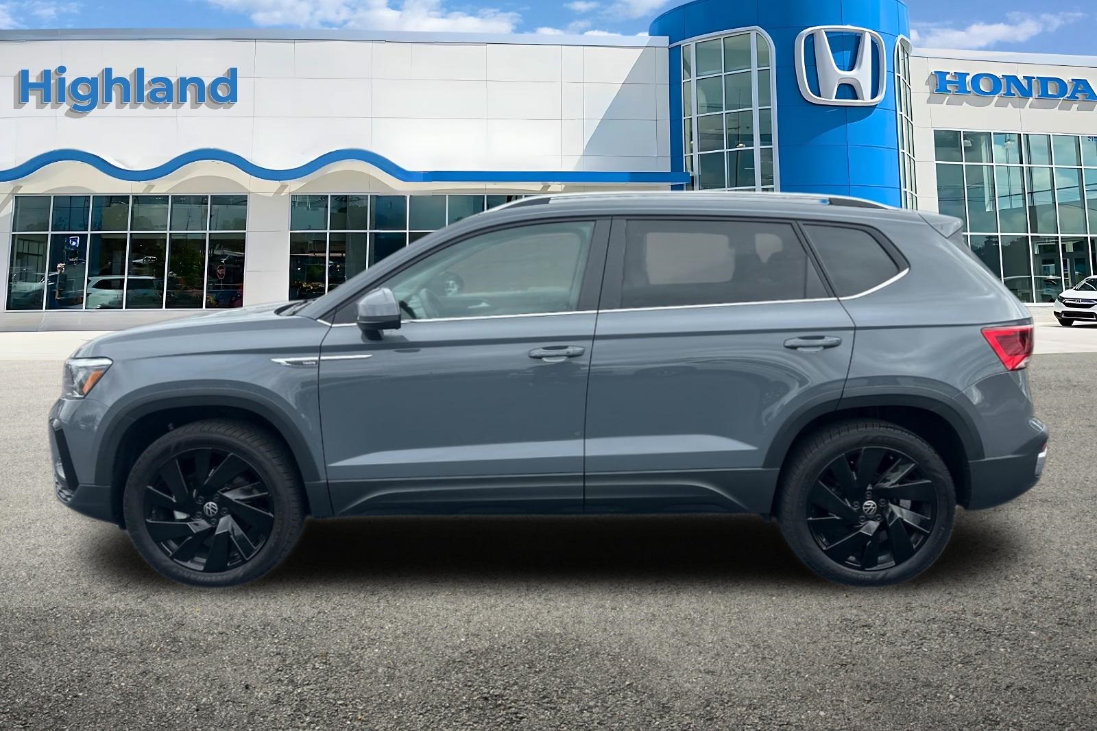 2023 Volkswagen Taos SE photo 2