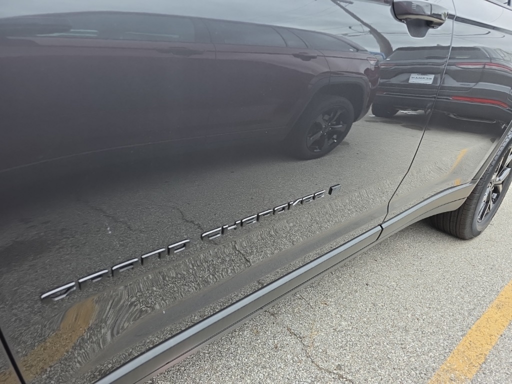 2025 Jeep Grand Cherokee Altitude photo 2