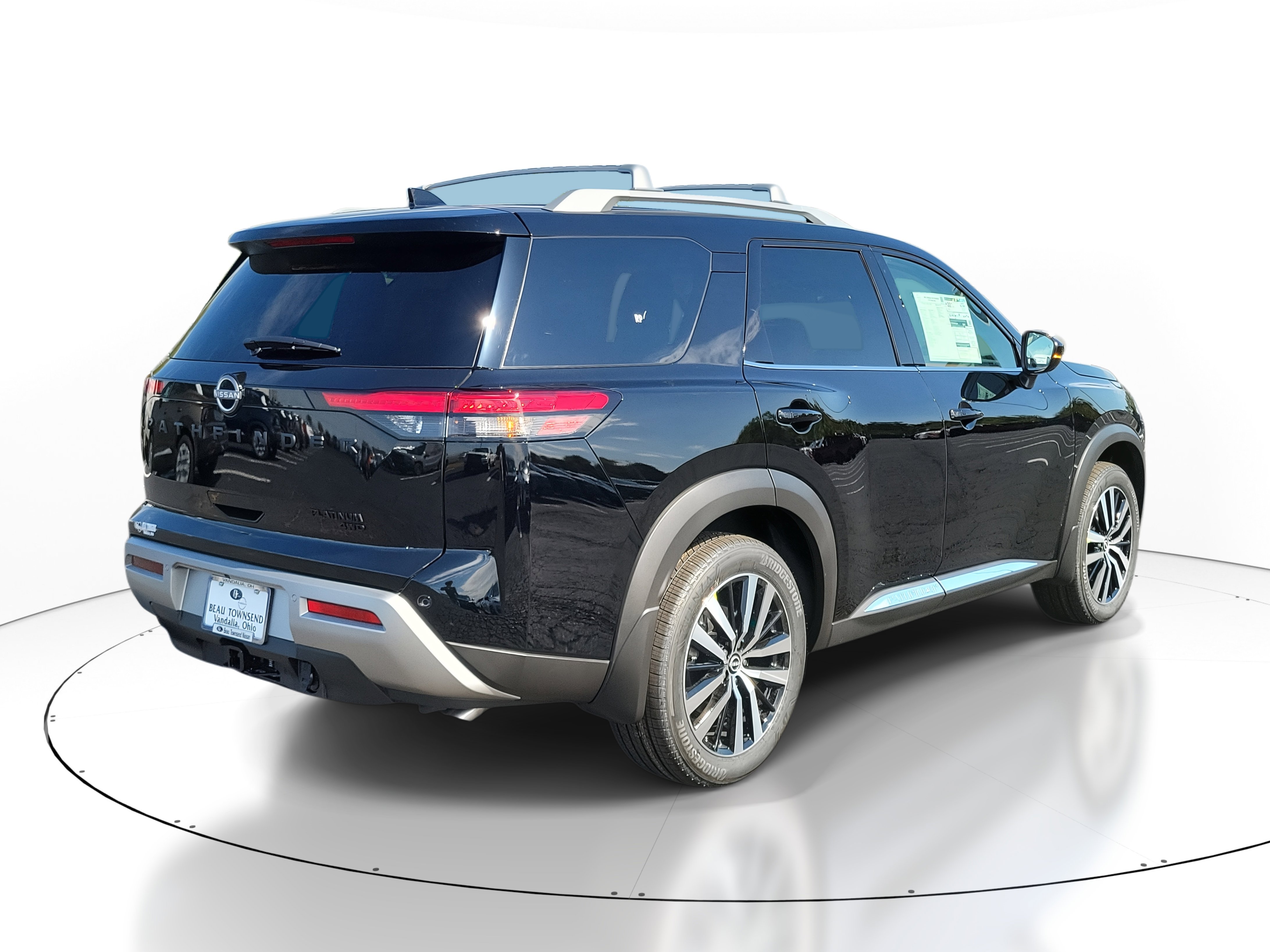 2025 Nissan Pathfinder Platinum photo 4
