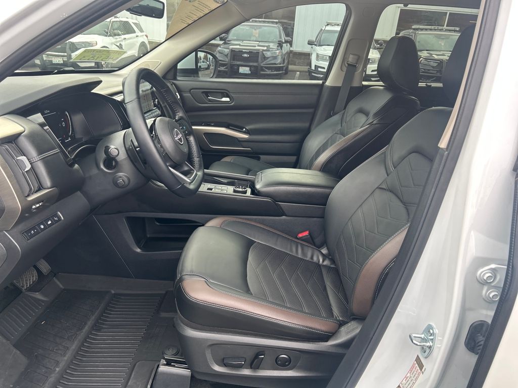 2025 Nissan Pathfinder Platinum photo 3