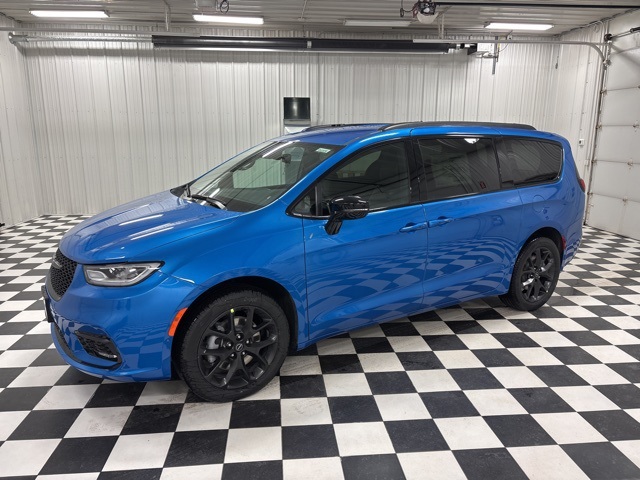 2026 Chrysler Pacifica Select's photo