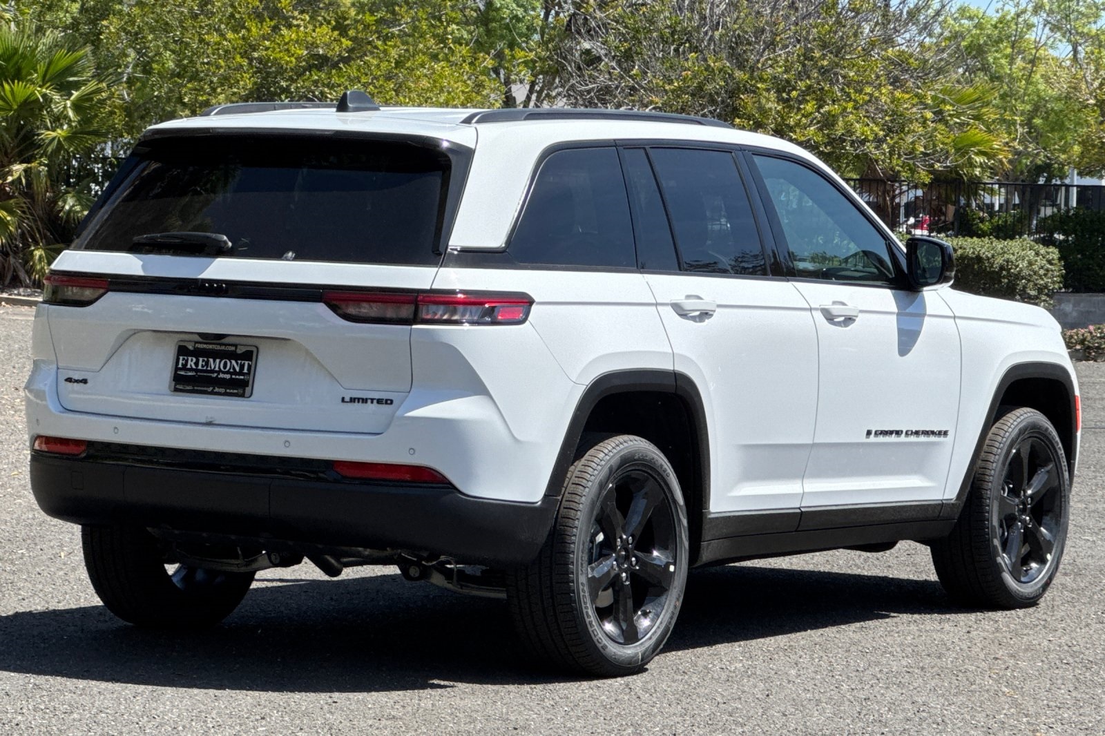 2025 Jeep Grand Cherokee Limited photo 3