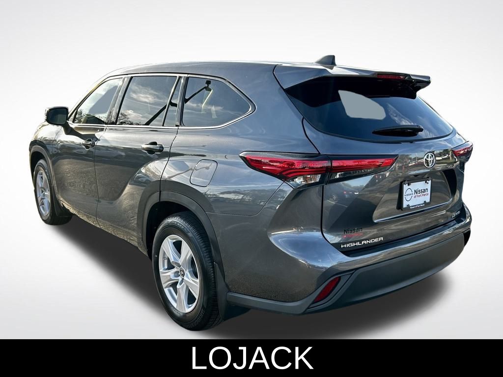 2022 Toyota Highlander LE photo 4