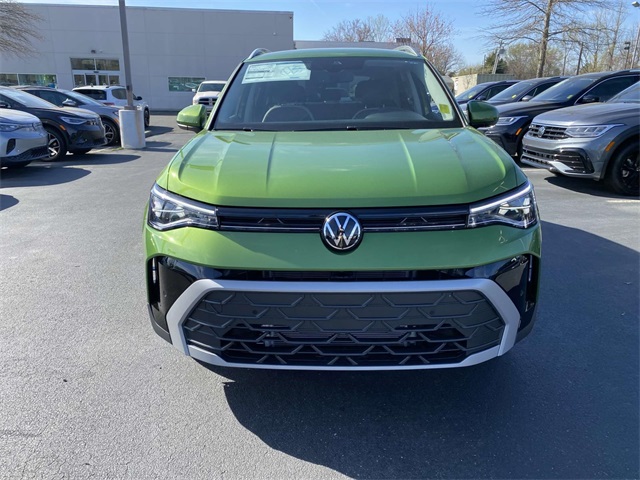 2025 Volkswagen Taos SE photo 2