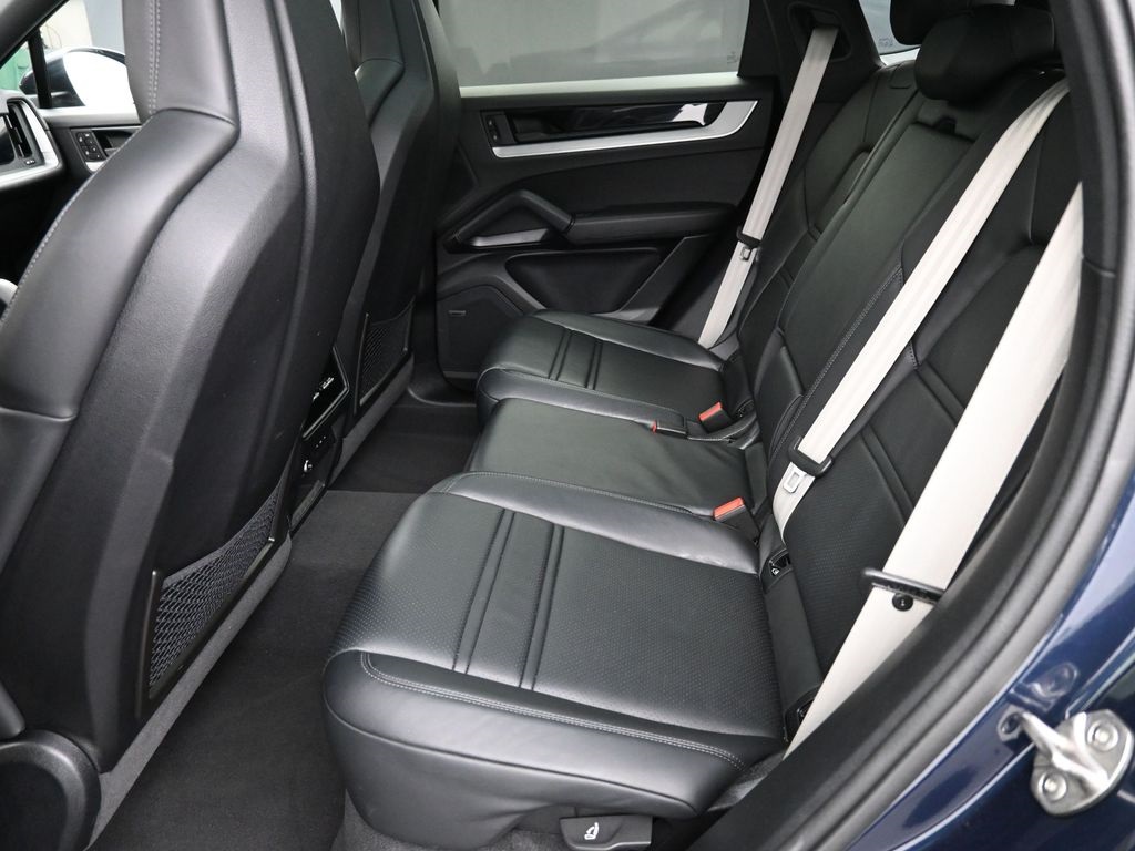 2024 Porsche Cayenne Coupe Base photo 6