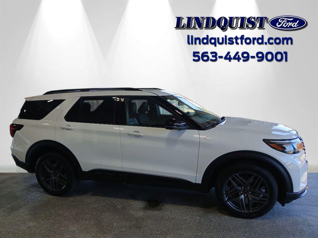 2025 Ford Explorer ST-LINE's photo
