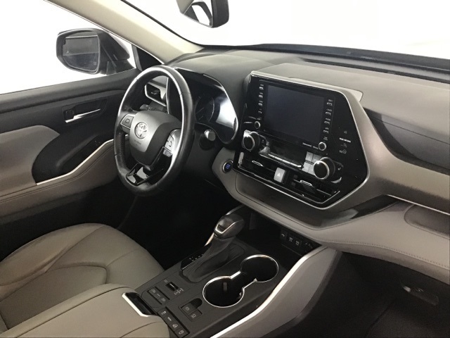 2021 Toyota Highlander XLE photo 22