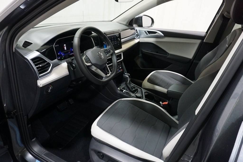 2025 Volkswagen Taos SE photo 9
