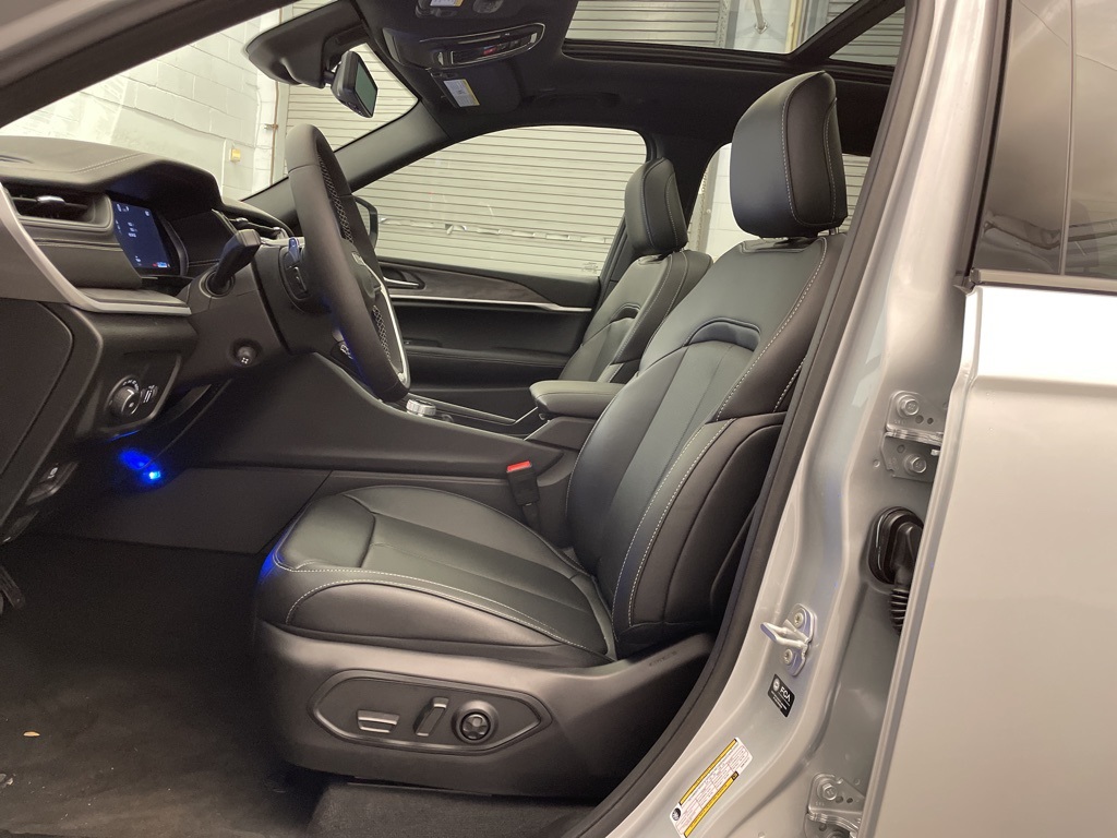 2025 Jeep Grand Cherokee Limited photo 13