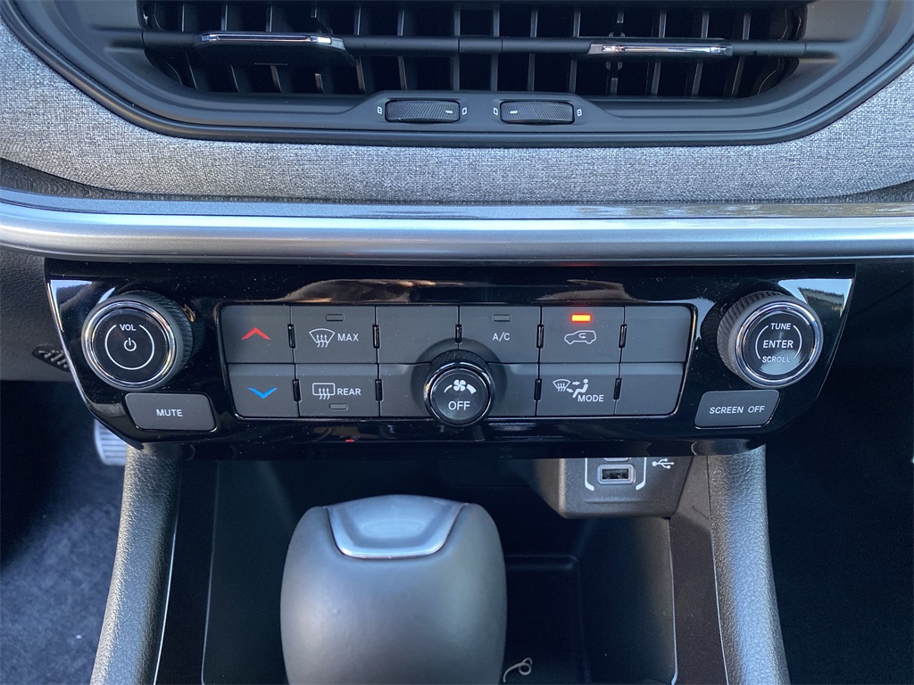 2025 Jeep Compass Latitude photo 18