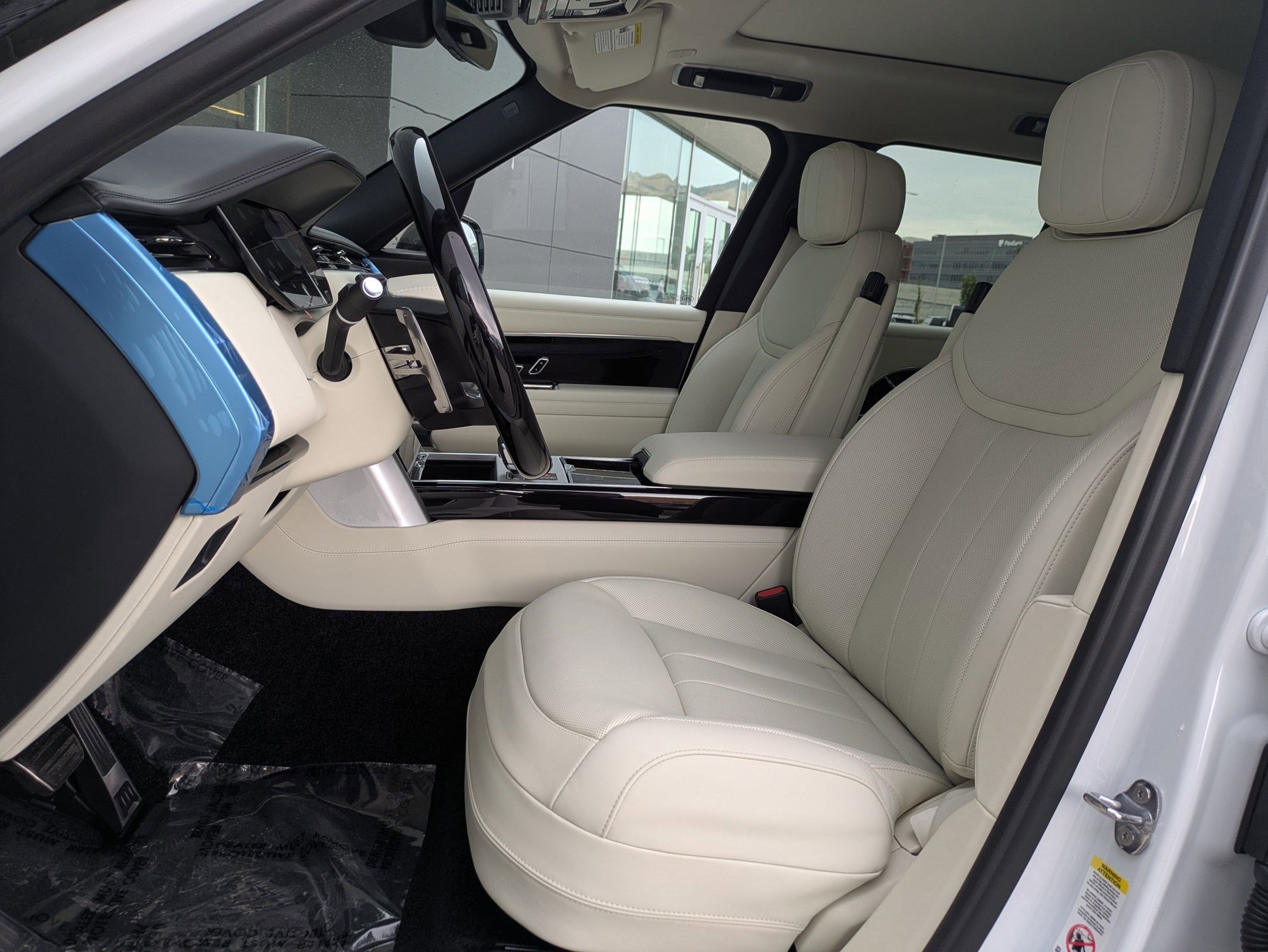 2025 Land Rover Range Rover SE photo 13