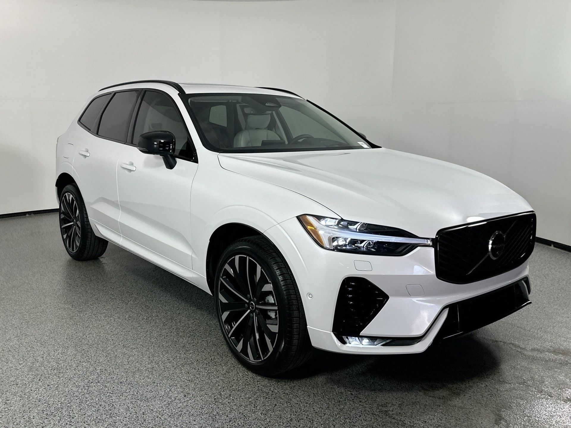 2026 Volvo XC60 B5 photo 3