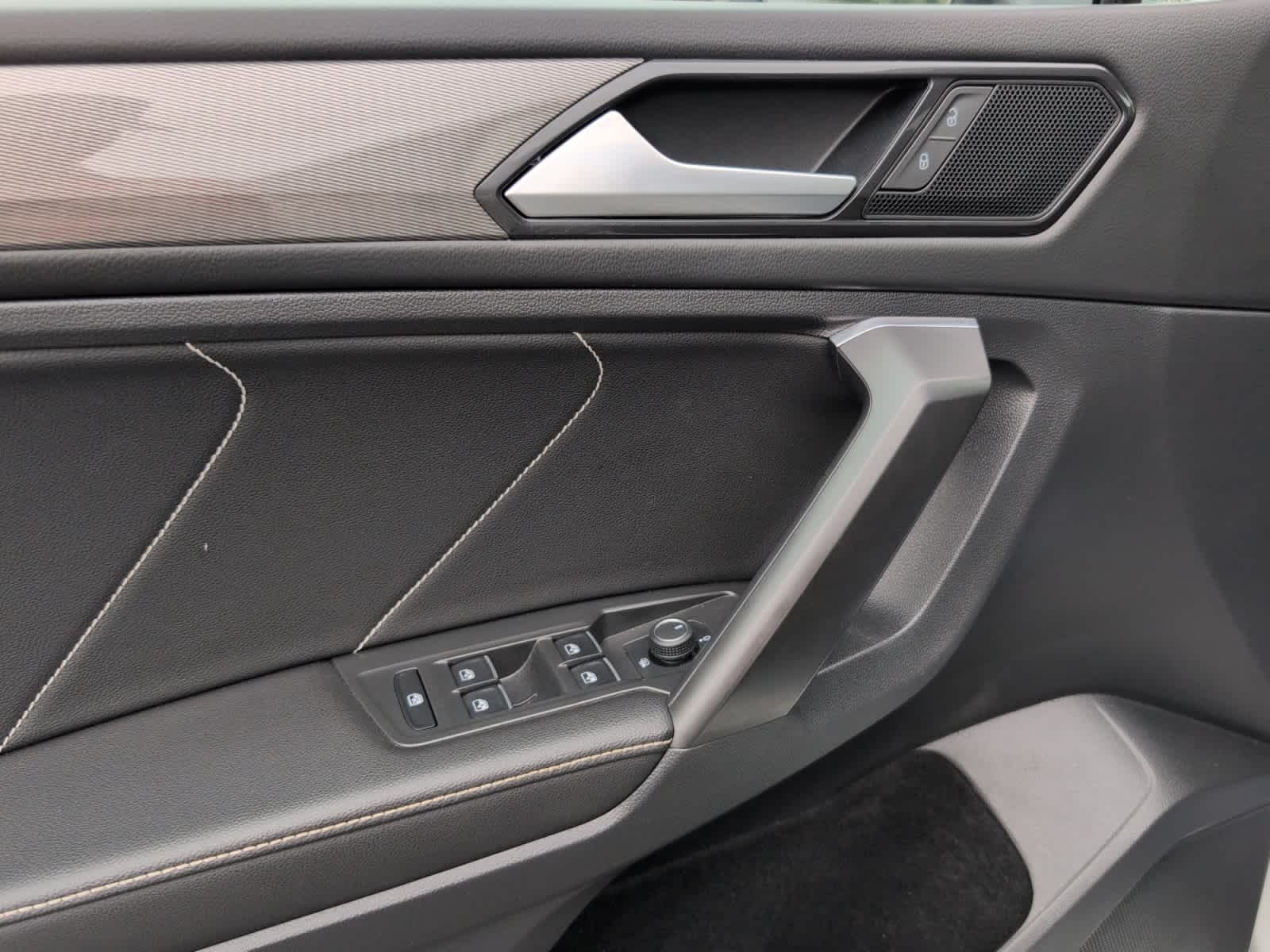 2022 Volkswagen Tiguan SE photo 9