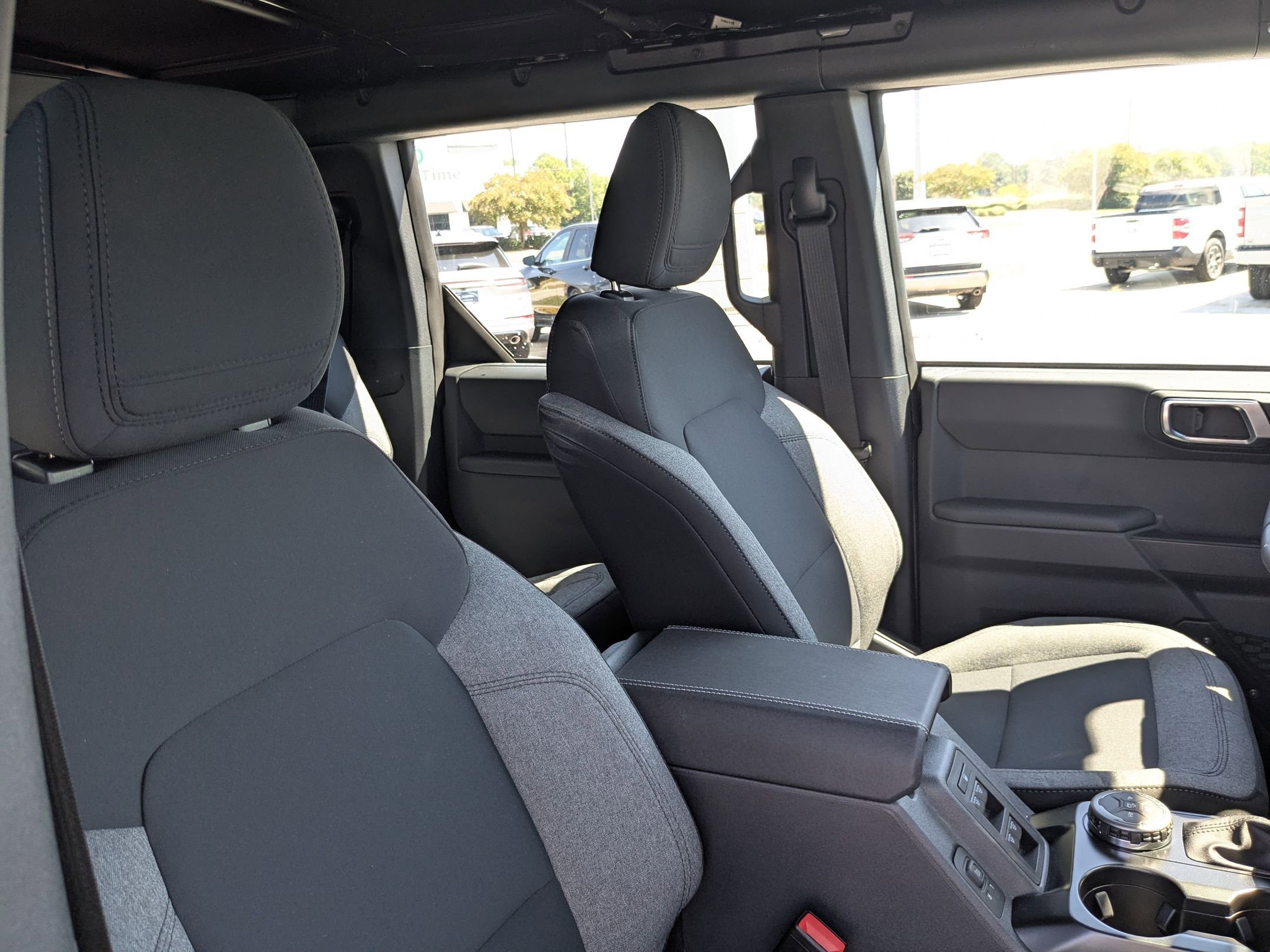 2025 Ford Bronco Base photo 26