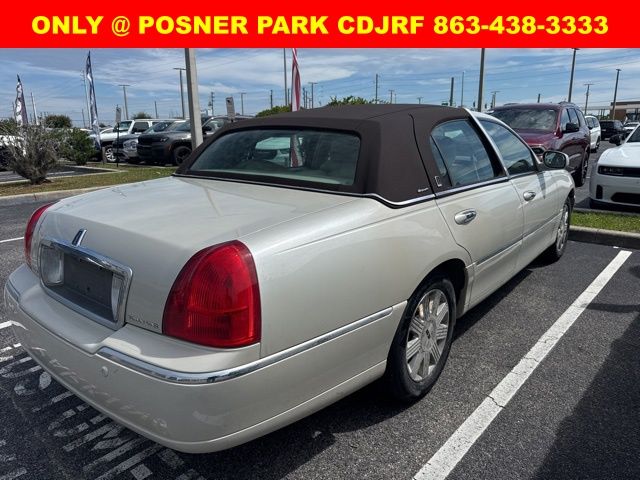 2004 Lincoln Town Car Ultimate photo 2