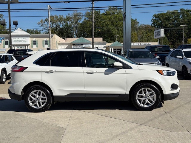 2022 Ford Edge SEL photo 2