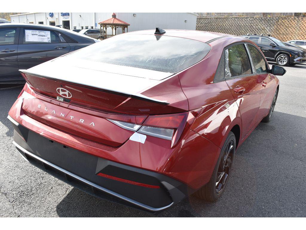 2026 Hyundai Elantra SEL Sport photo 3