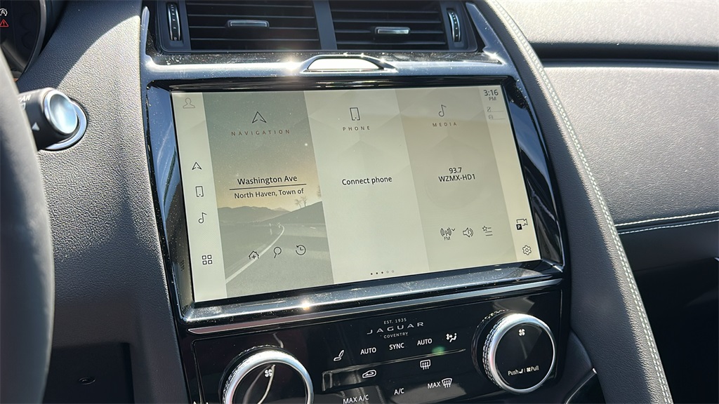 2024 Jaguar E-PACE R-Dynamic SE photo 17
