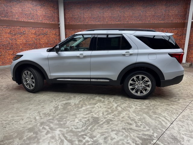 2025 Ford Explorer photo 2