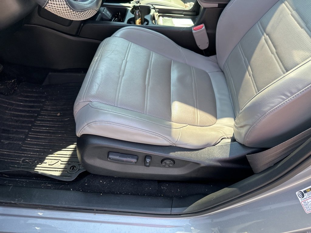 2017 Honda CR-V Touring photo 11
