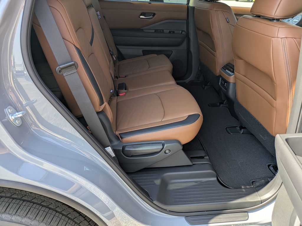 2025 Nissan Pathfinder Platinum photo 28