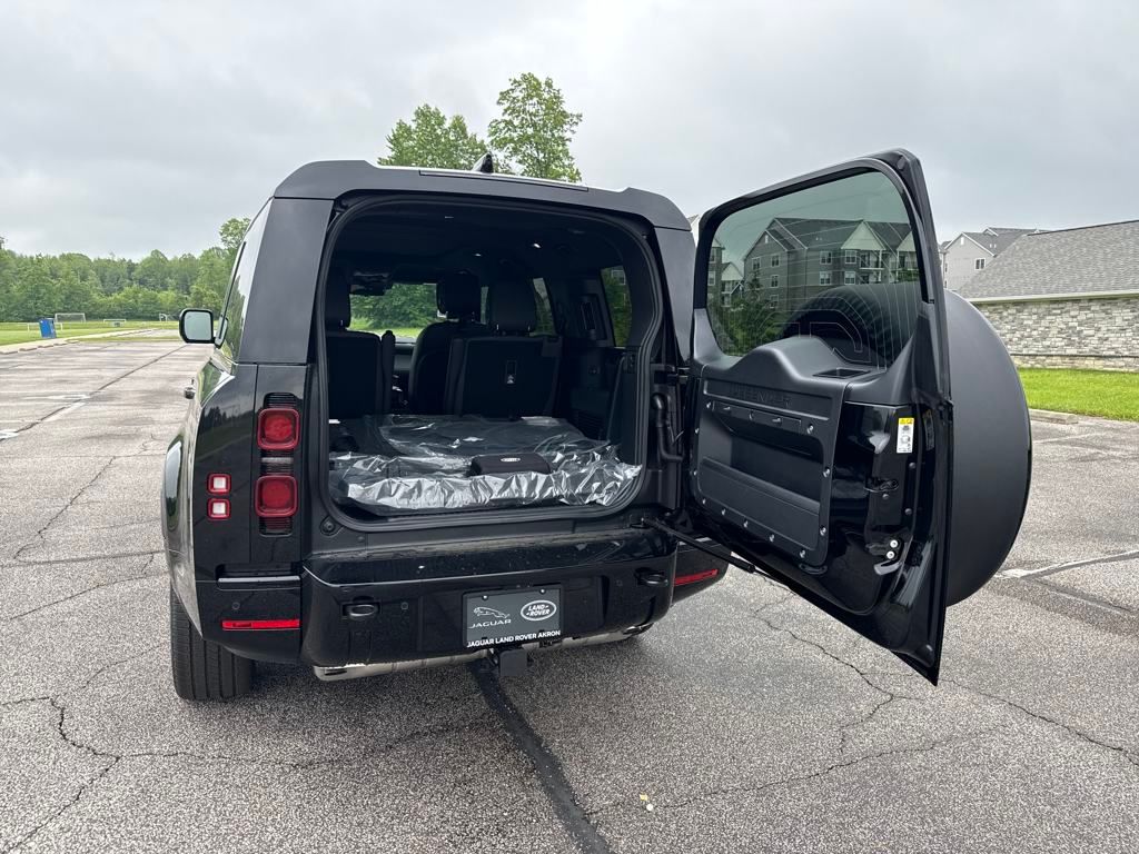 2025 Land Rover Defender 130 X-Dynamic SE photo 9