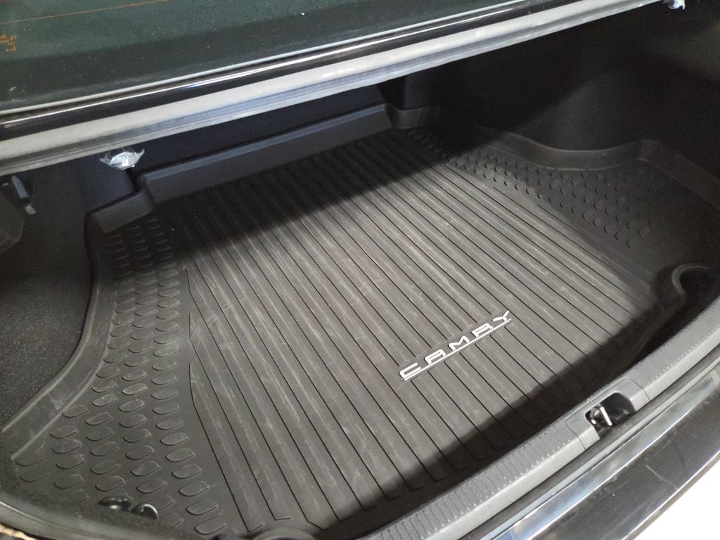 2022 Toyota Camry Hybrid LE photo 18