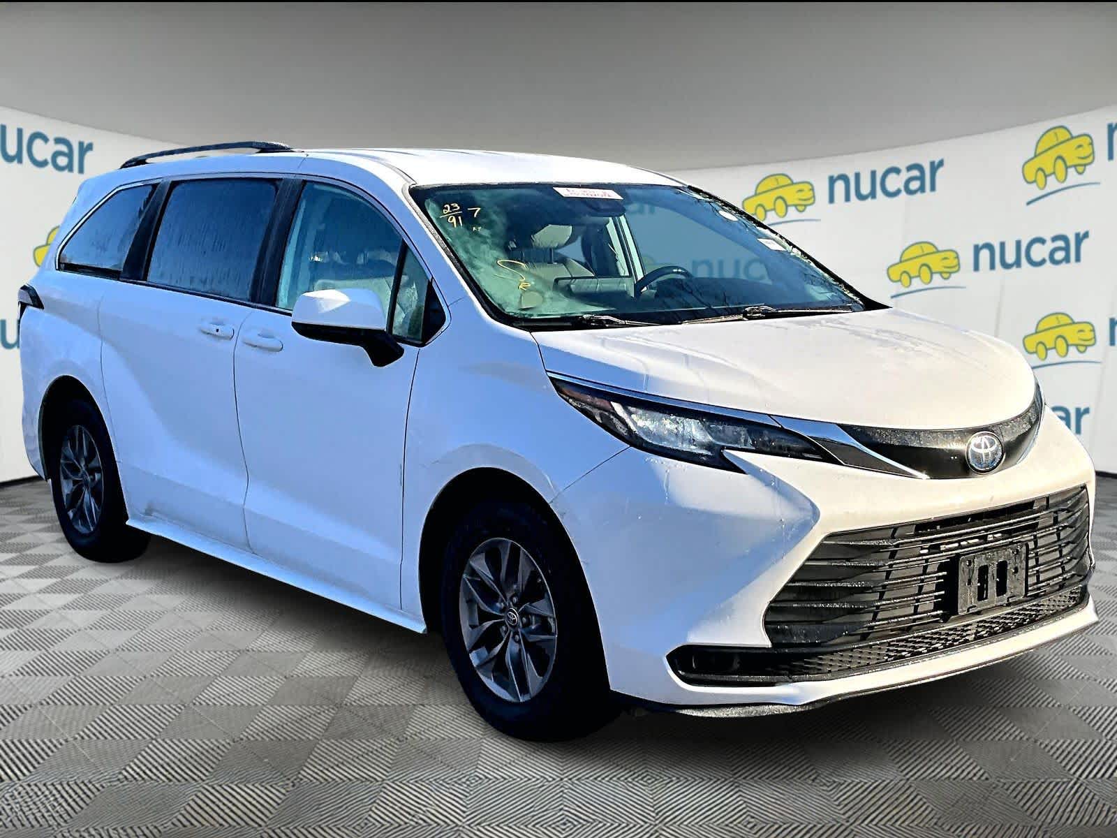2023 Toyota Sienna LE's photo