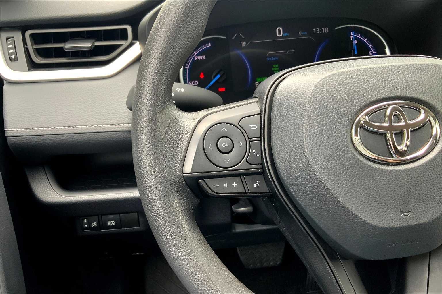 2024 Toyota RAV4 XLE photo 21