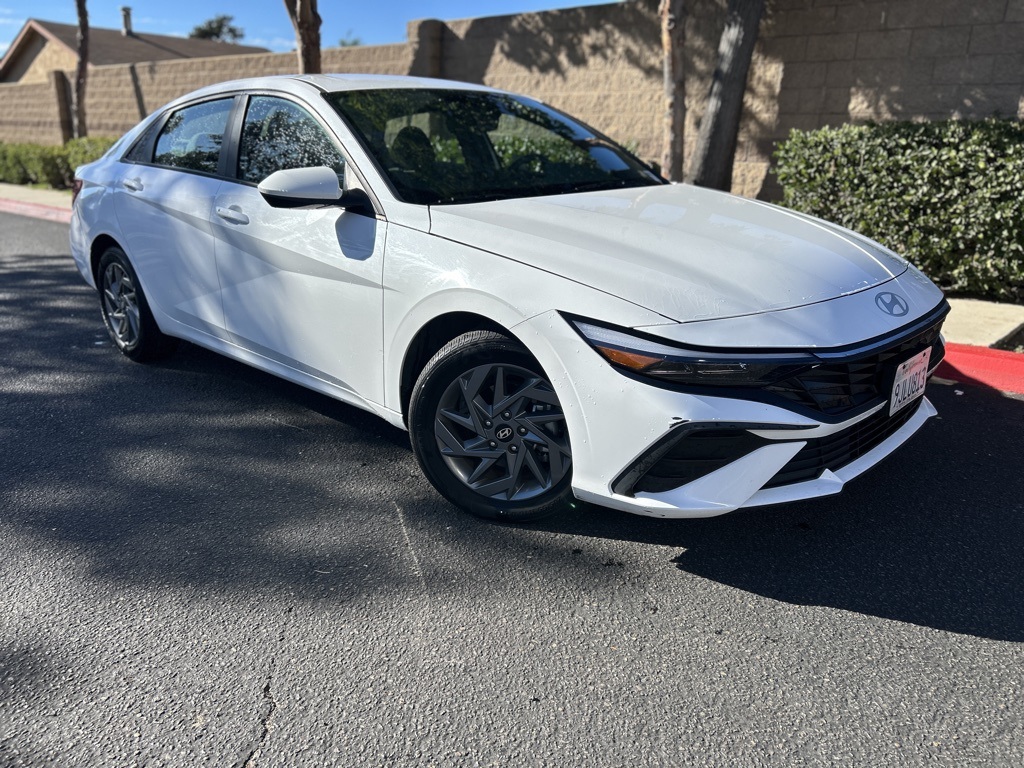 Used 2024 White Hyundai SEL image 1