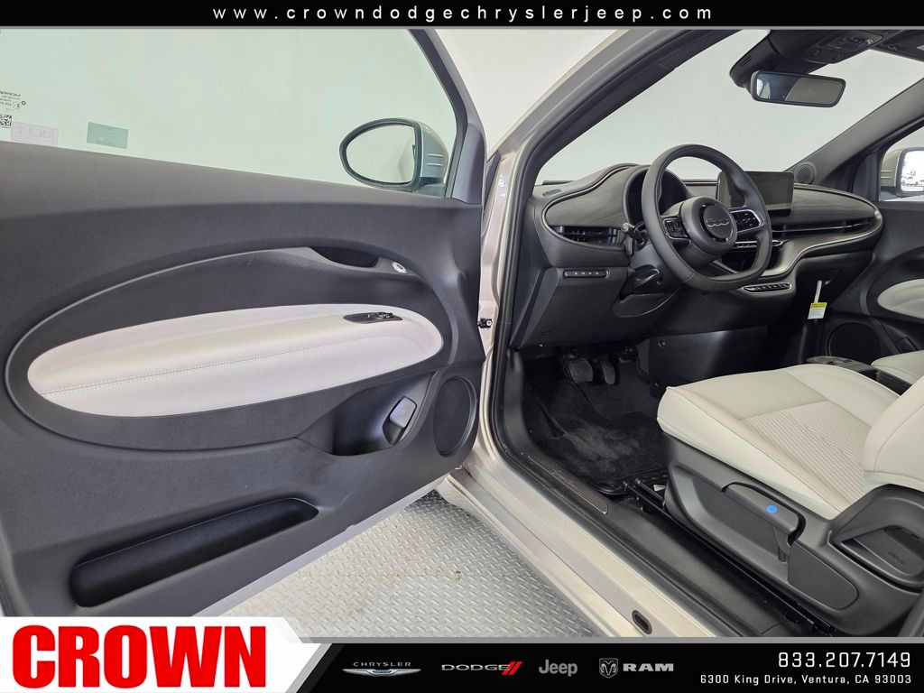 2025 Fiat 500e La Prima photo 12