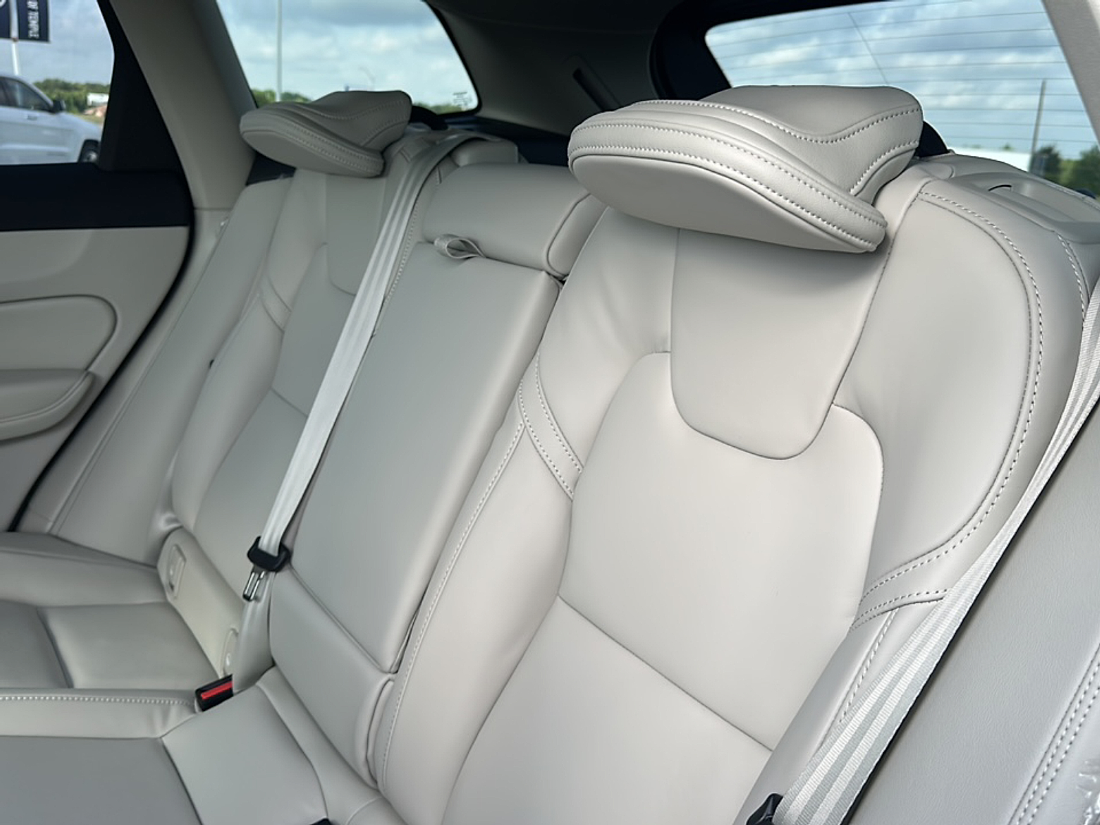 2026 Volvo XC60 T8 photo 7