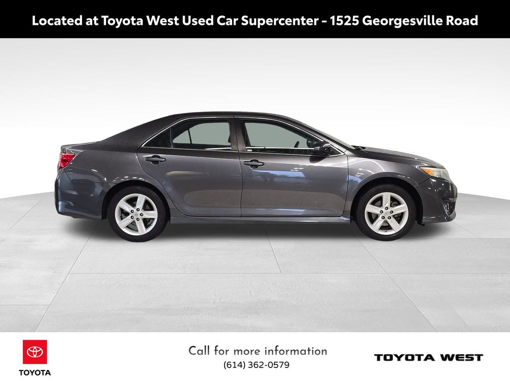 2014 Toyota Camry SE photo 2